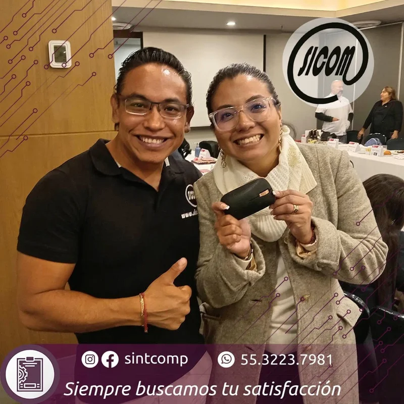 Integrante de SICOM y cliente durante una entrega