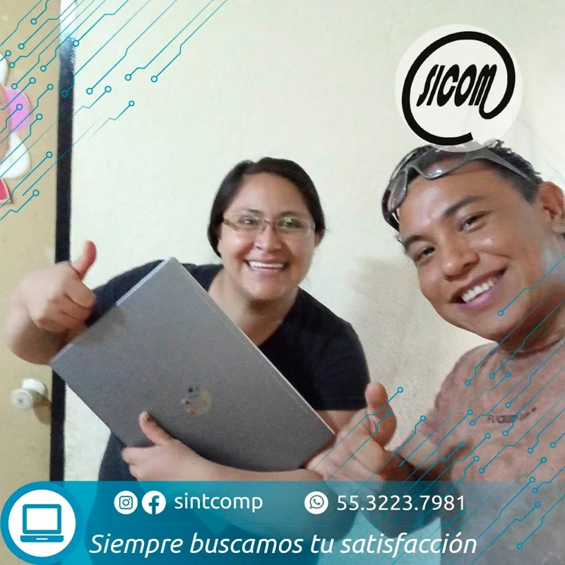 Cliente y representante de SICOM con una computadora portátil
