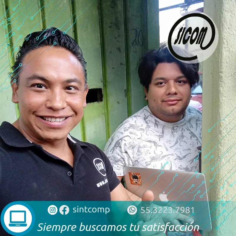 Cliente mostrando su equipo junto a un integrante de SICOM